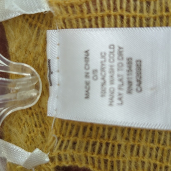 🌞Beautiful Patterned Golden Yellow Shawl🌞 - Picture 3 of 3